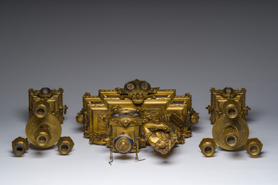 Een Franse driedelige schouwgarnituur in verguld brons bekroond met een dame met een juwelenkoffer in de hand, 19de eeuw