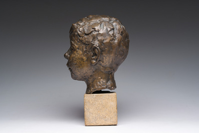 Roger Bracke (1913-1993): Portret van een jongeling, bruingepatineerd brons op een stenen sokkel, gieterijmerk 'Brons G. Vindevogel'