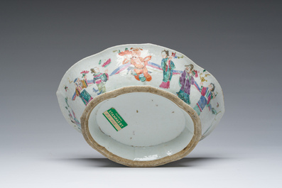 Een Chinese famille rose dekselvaas met antiquiteiten, een gemberpot met bloemenmanden en een kom met onsterfelijken, 19de eeuw