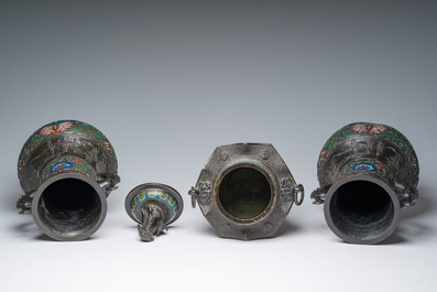 Plat en &eacute;maux cloisonn&eacute;s et trois vases en bronze et &eacute;maux champlev&eacute;s, Japon, Meiji, 19&egrave;me si&egrave;cle