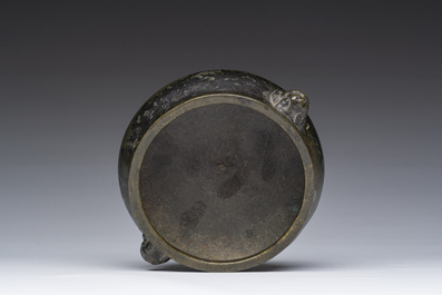 A Chinese bronze censer, seal mark, 18th/19th C.