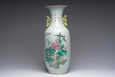 Een Chinese famille rose vaas met geleerden en floraal decor, 19de/20ste eeuw