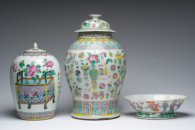 Een Chinese famille rose dekselvaas met antiquiteiten, een gemberpot met bloemenmanden en een kom met onsterfelijken, 19de eeuw