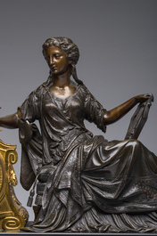 Een Franse driedelige verguld en gepatineerd bronzen en marmeren schouwgarnituur bekroond met Erato, ca. 1900