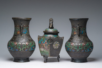 Plat en &eacute;maux cloisonn&eacute;s et trois vases en bronze et &eacute;maux champlev&eacute;s, Japon, Meiji, 19&egrave;me si&egrave;cle