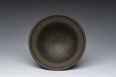 Mortier en bronze &agrave; d&eacute;cor religieux en relief, probablement Le Puy-en-Velay, France, 16&egrave;me si&egrave;cle