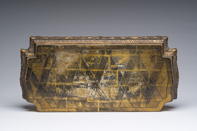 Een Japanse Satsuma sculptuur van een krijger op een verguld houten basis, Meiji, 19de eeuw