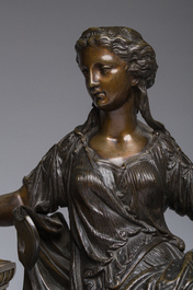 Een Franse driedelige verguld en gepatineerd bronzen en marmeren schouwgarnituur bekroond met Erato, ca. 1900