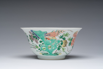 Een Chinese famille verte kom met een fazant tussen bloesemtakken, Kangxi