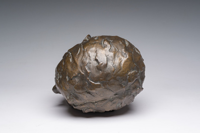 Roger Bracke (1913-1993): Portret van een jongeling, bruingepatineerd brons op een stenen sokkel, gieterijmerk 'Brons G. Vindevogel'