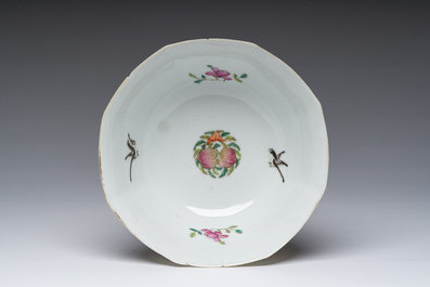 Een Chinese famille rose kom met onsterfelijken, Tongzhi merk en periode