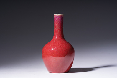 Een flesvormige Chinese vaas met flamb&eacute; glazuur, 19de eeuw