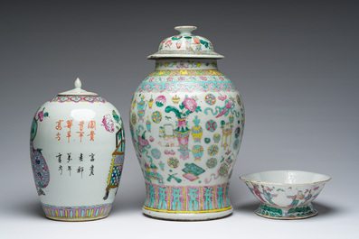 Een Chinese famille rose dekselvaas met antiquiteiten, een gemberpot met bloemenmanden en een kom met onsterfelijken, 19de eeuw