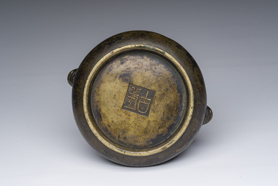 A Chinese bronze censer, seal mark, 18th/19th C.