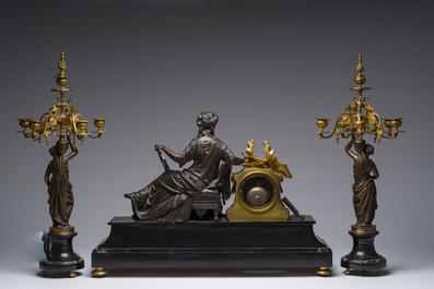 Een Franse driedelige verguld en gepatineerd bronzen en marmeren schouwgarnituur bekroond met Erato, ca. 1900