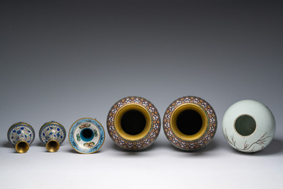 Five Chinese cloisonn&eacute; vases with cranes, taotie masks and floral design and a famille rose jar and cover, 19th/20th C.