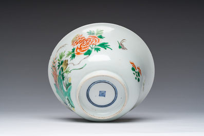 Een Chinese famille verte kom met een fazant tussen bloesemtakken, Kangxi