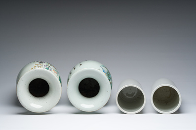 Twee Chinese famille rose vazen en twee hoedensteunen met figuratief decor, 19de/20ste eeuw