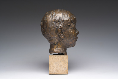 Roger Bracke (1913-1993): Portret van een jongeling, bruingepatineerd brons op een stenen sokkel, gieterijmerk 'Brons G. Vindevogel'