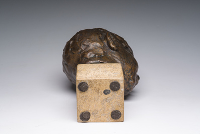 Roger Bracke (1913-1993): Portret van een jongeling, bruingepatineerd brons op een stenen sokkel, gieterijmerk 'Brons G. Vindevogel'