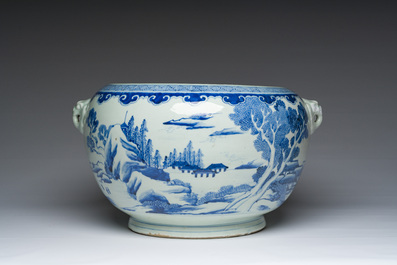 Een Japans blauw-witte Arita bassin met een berglandschap, Meiji, 19de eeuw