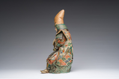Een Japanse Satsuma sculptuur van een krijger op een verguld houten basis, Meiji, 19de eeuw