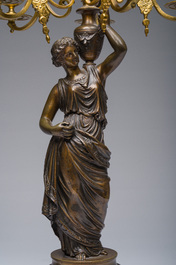 Een Franse driedelige verguld en gepatineerd bronzen en marmeren schouwgarnituur bekroond met Erato, ca. 1900