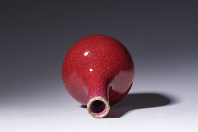 Een flesvormige Chinese vaas met flamb&eacute; glazuur, 19de eeuw