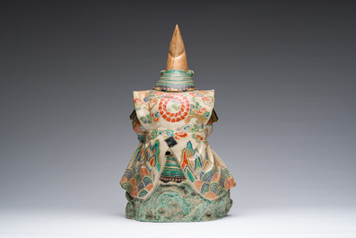 Een Japanse Satsuma sculptuur van een krijger op een verguld houten basis, Meiji, 19de eeuw
