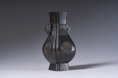 Een Chinese bronzen 'Shou' vaas, Qing