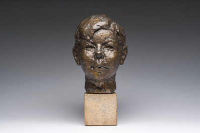 Roger Bracke (1913-1993): Portret van een jongeling, bruingepatineerd brons op een stenen sokkel, gieterijmerk 'Brons G. Vindevogel'