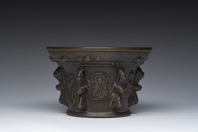 Mortier en bronze &agrave; d&eacute;cor religieux en relief, probablement Le Puy-en-Velay, France, 16&egrave;me si&egrave;cle
