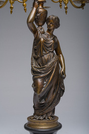 Een Franse driedelige verguld en gepatineerd bronzen en marmeren schouwgarnituur bekroond met Erato, ca. 1900