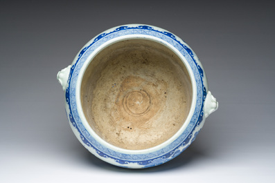 Een Japans blauw-witte Arita bassin met een berglandschap, Meiji, 19de eeuw