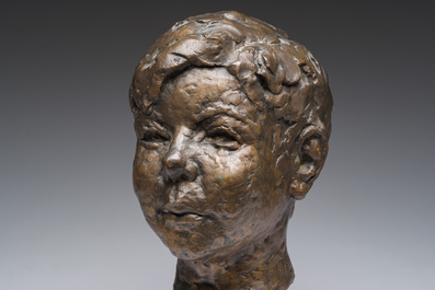 Roger Bracke (1913-1993): Portret van een jongeling, bruingepatineerd brons op een stenen sokkel, gieterijmerk 'Brons G. Vindevogel'