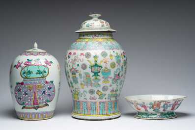 Een Chinese famille rose dekselvaas met antiquiteiten, een gemberpot met bloemenmanden en een kom met onsterfelijken, 19de eeuw