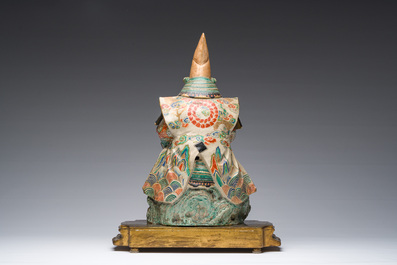 Een Japanse Satsuma sculptuur van een krijger op een verguld houten basis, Meiji, 19de eeuw