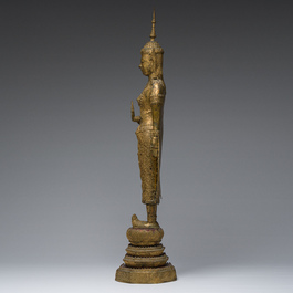 Een Thaise verguld bronzen figuur van een staande Boeddha, Rattanakosin, 19de eeuw