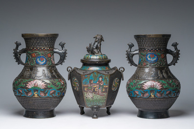 Plat en &eacute;maux cloisonn&eacute;s et trois vases en bronze et &eacute;maux champlev&eacute;s, Japon, Meiji, 19&egrave;me si&egrave;cle