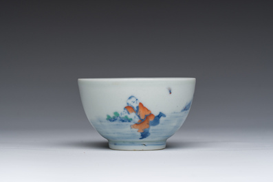 Bol &agrave; th&eacute; en porcelaine doucai &agrave; d&eacute;cor de gar&ccedil;ons jouant dans un paysage, marque de Wanli, 20&egrave;me si&egrave;cle