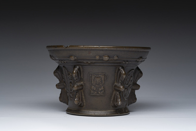 Mortier en bronze &agrave; d&eacute;cor religieux en relief, probablement Le Puy-en-Velay, France, 16&egrave;me si&egrave;cle