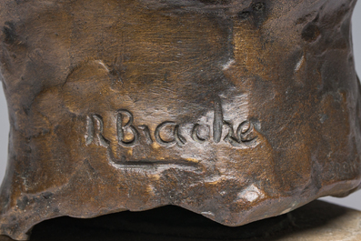 Roger Bracke (1913-1993): Portret van een jongeling, bruingepatineerd brons op een stenen sokkel, gieterijmerk 'Brons G. Vindevogel'