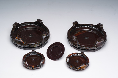 Five Chinese cloisonn&eacute; vases with cranes, taotie masks and floral design and a famille rose jar and cover, 19th/20th C.