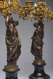 Een Franse driedelige verguld en gepatineerd bronzen en marmeren schouwgarnituur bekroond met Erato, ca. 1900