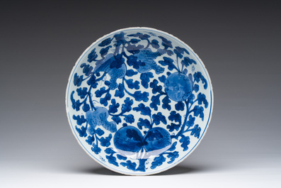 Een Chinese blauw-witte 'sanduo' schotel, Kangxi
