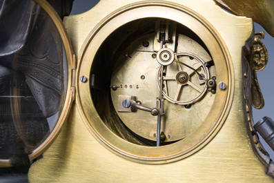 Een Franse driedelige verguld en gepatineerd bronzen en marmeren schouwgarnituur bekroond met Erato, ca. 1900