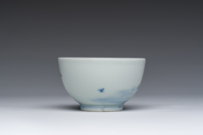 Bol &agrave; th&eacute; en porcelaine doucai &agrave; d&eacute;cor de gar&ccedil;ons jouant dans un paysage, marque de Wanli, 20&egrave;me si&egrave;cle