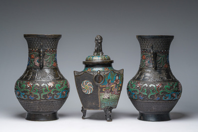 Plat en &eacute;maux cloisonn&eacute;s et trois vases en bronze et &eacute;maux champlev&eacute;s, Japon, Meiji, 19&egrave;me si&egrave;cle