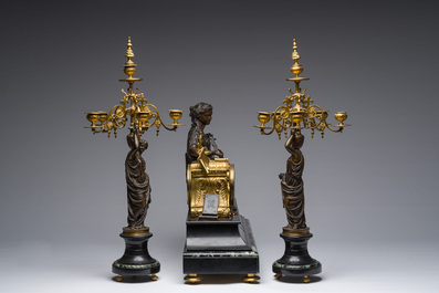 Een Franse driedelige verguld en gepatineerd bronzen en marmeren schouwgarnituur bekroond met Erato, ca. 1900