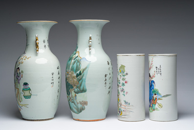 Twee Chinese famille rose vazen en twee hoedensteunen met figuratief decor, 19de/20ste eeuw